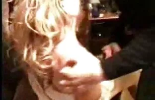 رجل يمارس الجنس افلام اباحه اجنبي مع موظف متجر في موقف للسيارات مع الديك