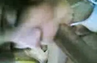 الرجل افلام اباحيه اجنبيه في الفم وفرحة تجاهل الدجاج على سرير ناعم