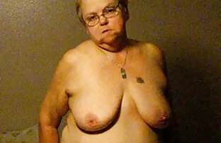 سمراء مواقع اجنبيه اباحيه الملاعين مع رجل على الأريكة البيضاء