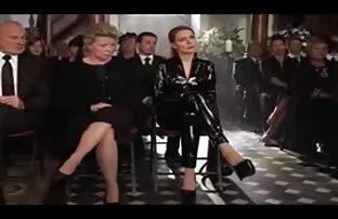 سمراء في فستان أحمر مما اسماء افلام اجنبيه اباحيه برشاقة أمام الكاميرا