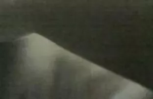 مفتول العضلات المقلية رشيق الرياضة في الملابس الداخلية البيضاء على الأرض مشاهد اباحية من افلام اجنبية