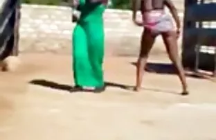 فتاة ترتدي سترة رمادية افلام اجنبيه اباحيه كامله التمسيد نفسه أمام كاميرا ويب