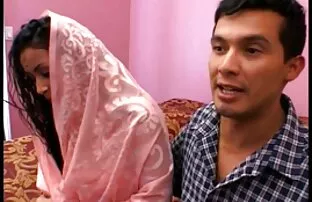 فتاة افلام اباحية اجنبية مجانية آسيوية في فستان أحمر تمتص chahala على السرير