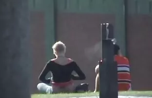 امرأة سمراء افلام إباحية اجنبيه يحصل مارس الجنس على كرسي من الجلد.