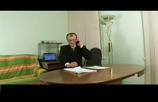 آسيا أخت على ل جلد أريكة مع اثنان السادة و يأخذ نائب الرئيس افلام اجنبية اباحية كاملة داخل