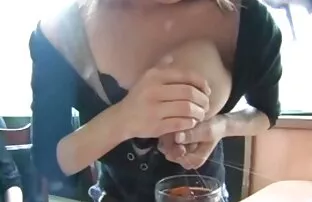 سمراء مع كبير الثدي اباحيه اجنبيه يعطي صديقتها اللسان في الحمام