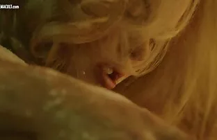 فتاة آسيوية الجلوس مع علامات التمدد على وجه أفلام أجنبية إباحية الحبيب