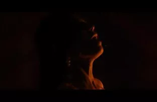 18 سنة من العمر فتاة روسية التمسيد لها L. على السجادة افلام اباحية اجنبية الخضراء الداكنة مع الكاميرا