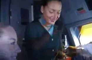 رعاية المرأة ينغمس أفلام أجنبية إباحية زوجها مع ضيق الأحمق في الردهة