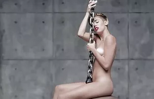 فتاة يقفز أمام الصبي رقصة الحب. اباحيه اجنبيه