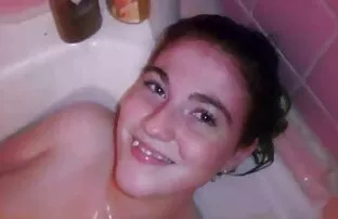 فتاة مع وشم على مواقع اباحية اجنبى بلدها أسفل الظهر الأخت في الصب