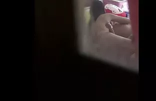 الروسية فتاة ترتدي فستان أسود, نظارات, الاستيلاء اباحيه اجنبيه على الخدين من رجل في غرفة خلع الملابس