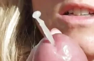 فتاة نحيلة تنتظر فاكر في حمام السباحة. مقاطع اباحيه اجنبيه