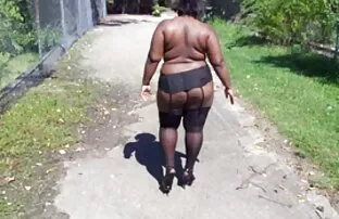 رجل في افلام اجنبيه رومانسيه اباحيه نفس الوقت يحمل قفازات ومنصات في امتداد تألق من صديقة