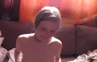 سخيف افلام اباحية اجنبية على كرسي.