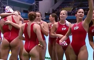 وجد رجل غريبا في اباحيه اجنبيه الفناء الخلفي وضغط عليها إلى أسفل المسبح