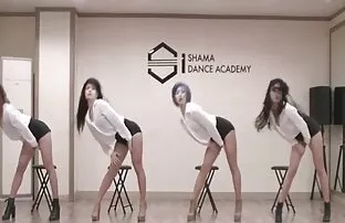 امرأة سوداء مع كبير الثدي في الطبيعة. مواقع اباحية اجنبي