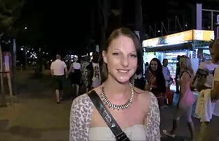 فتاة النافورات لها تنورة و سراويل و يجلس مع افلام اجنبيه مترجمه اباحيه فمها على عشيقها بونر