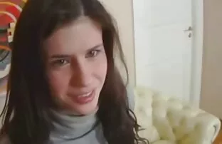 رجل وضع امرأة يابانية على ركبتيها وقبلة افلام اباحه اجنبي والحليب أمر طبيعي هي في وقت طويل