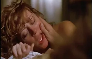 دمية روسية استمنى بوسها مع أفلام إباحية أجنبية هزاز أثناء الاستلقاء على السرير