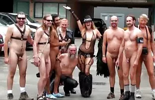 اثنين من النساء مواقع اجنبيه اباحيه الناضجات يجلس مع الجبناء على الطالب الديك